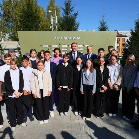 Участники открытия мемориала «Помним» в сквере Мужества