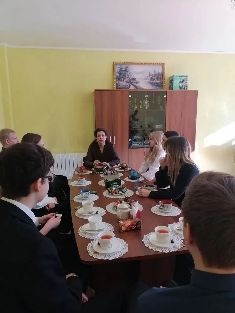 Встреча активистов ученического совета с директором школы за завтраком